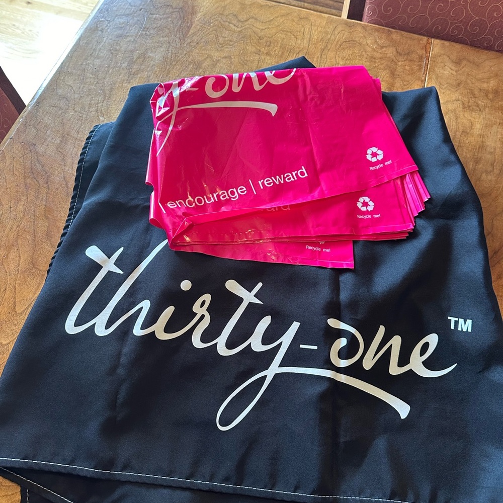 Thirtyone tablecloth and bags